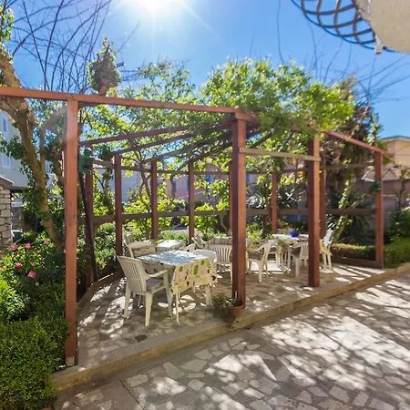 بيت ضيافة Jelicic Near Sea 3*